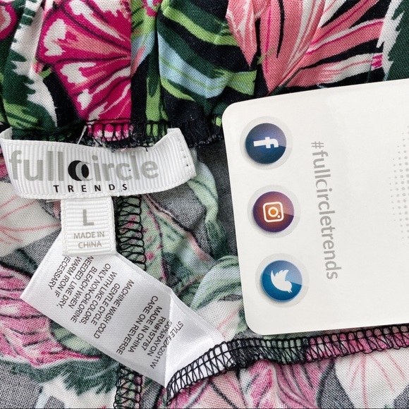 Tilly's Full Circle Trends Floral Pull-on Shorts L - Picture 4 of 4